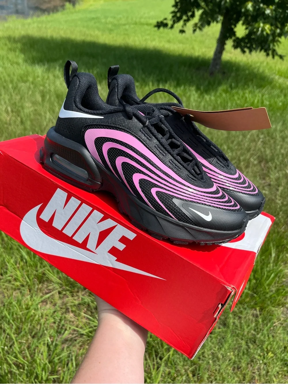 NWT 🔥💖 Nike Air Max Fire Black and Pink Wave-Pattern Athletic Sneakers Size 4.5